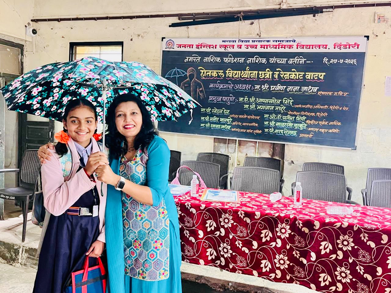 अनाथ व गरजू विद्यार्थ्यांना नमस्ते नाशिक फाऊंडेशनची मायेची साथ; दिंडोरीत शैक्षणिक साहित्य, छत्री-रेनकोट वाटप
