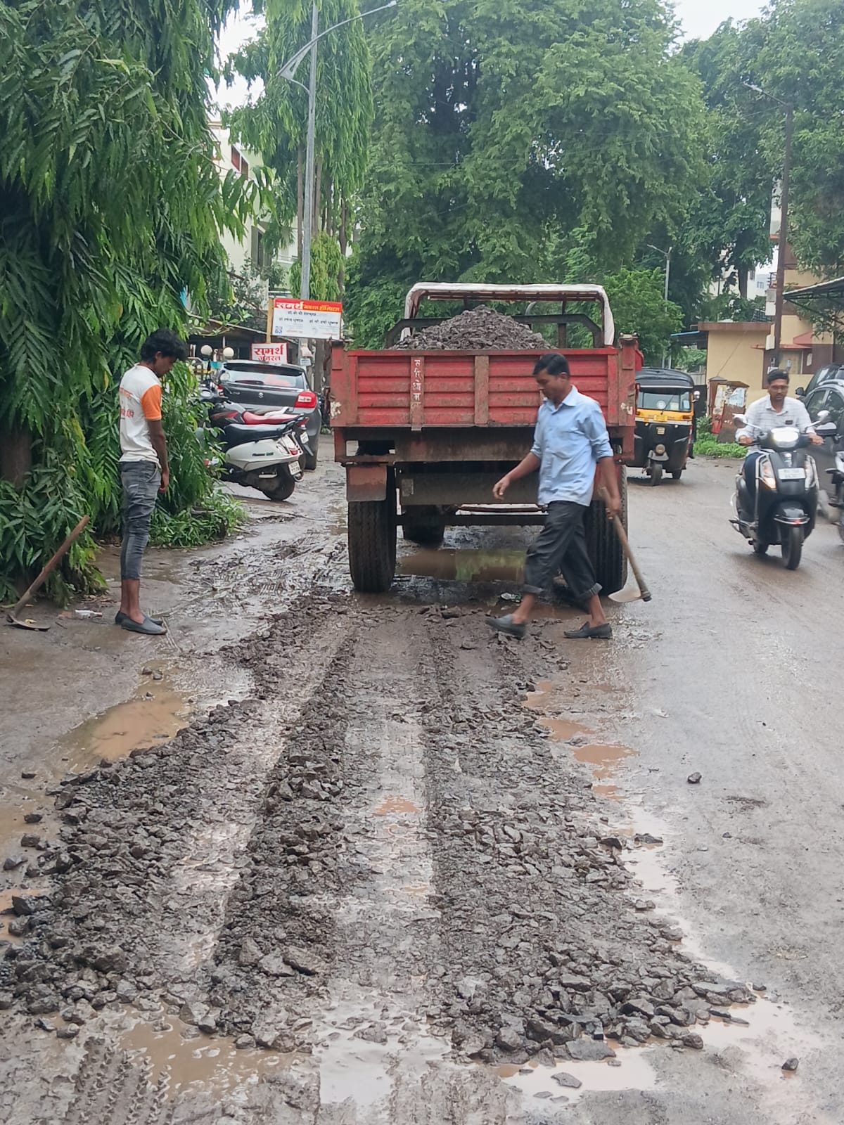 राणेनगर – सेंट्रल पार्क खड्डे बुजवण्याच्या कामाला अखेर सुरुवात